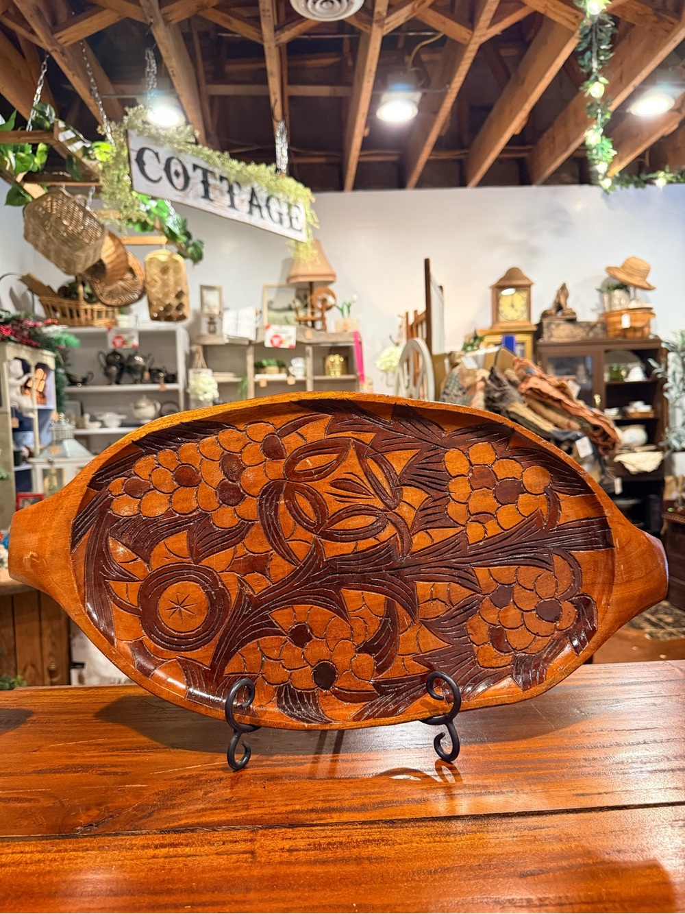 VTG Hand-Carved Wooden Serving Tray with Floral Motif - Warm Honey Tone